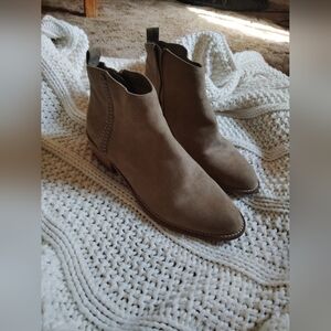 DV by Dolce Vita Taupe Ankle Booties Size 9 Pristine Condition!
